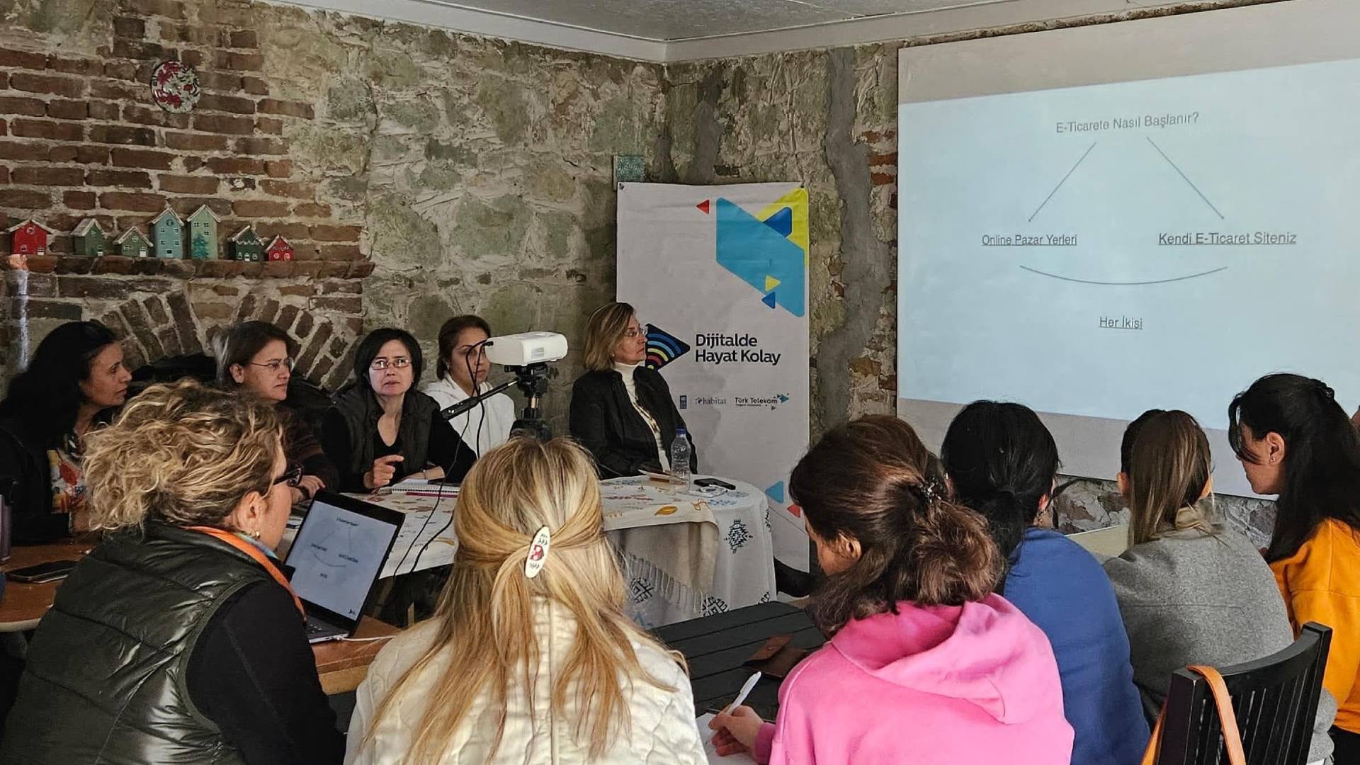 Türk Telekom, deprem bölgesindeki kadınları dijital dünyaya hazırlıyor