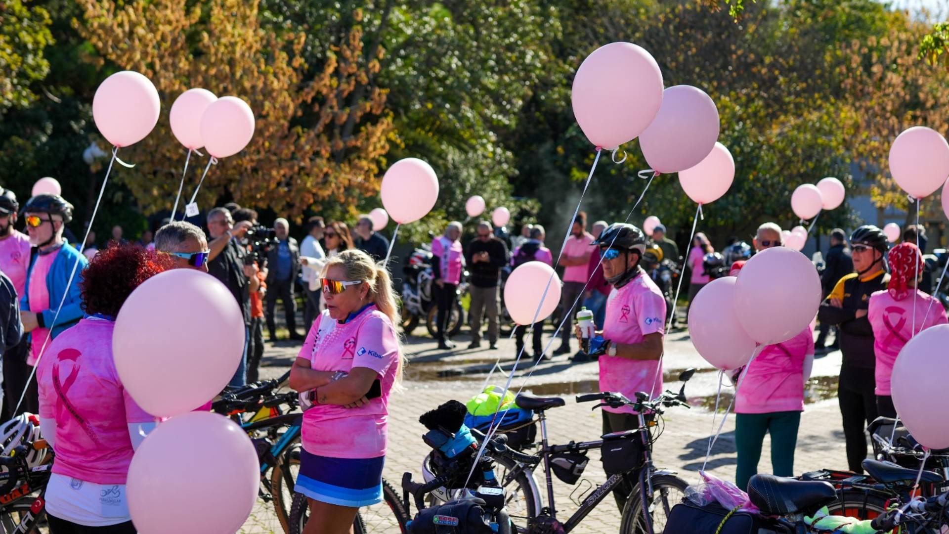 Meme Kanserine Dikkat etmek için İstanbul’un Caddeleri Pembeye büründü.