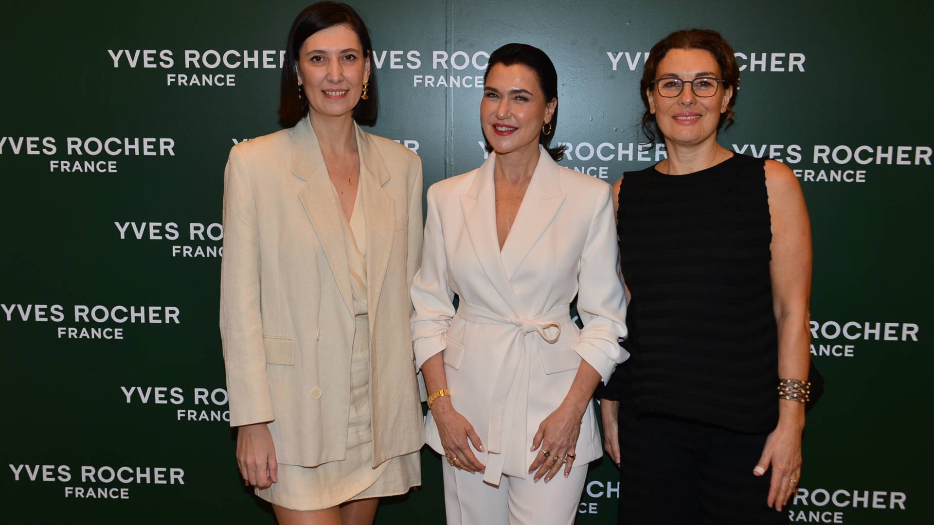 Şevval Sam, Yves Rocher’nin yeni Anti-Age Global serisinin yüzü oldu..